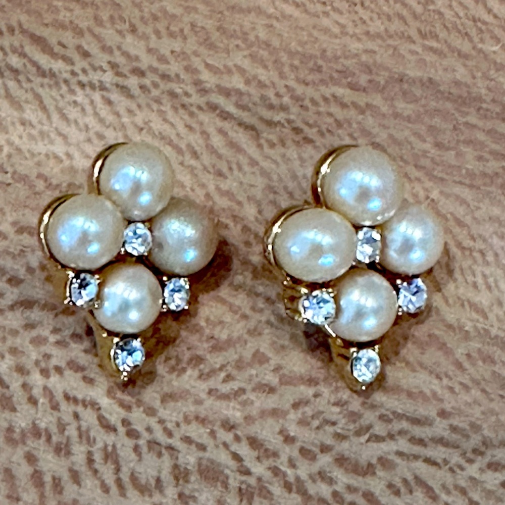 VINTAGE LCI LIZ CLAIBORNE GOLD TONE FAUX PEARL EARRINGS
